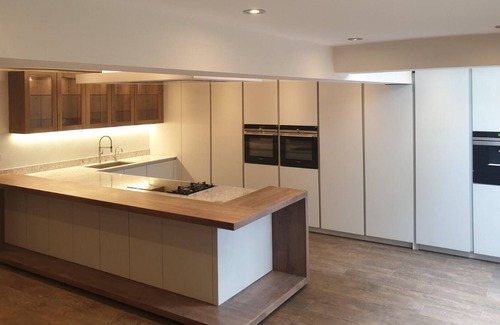 Burnt Oak House | Family friendly 5 bedroom house in a residential area