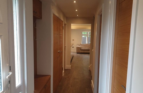 Burnt Oak House | Family friendly 5 bedroom house in a residential area