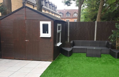 Burnt Oak House | Family friendly 5 bedroom house in a residential area