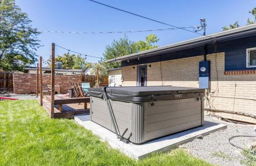Arvada Plaza Area House | Family-friendly 5br W Luxury Spa & Patio Bbq
