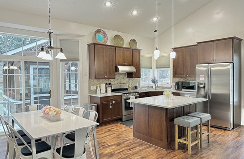 Shakopee House | Family-Friendly - All Seasons - Near Shops & Parks - Book For Fall & Winter Now