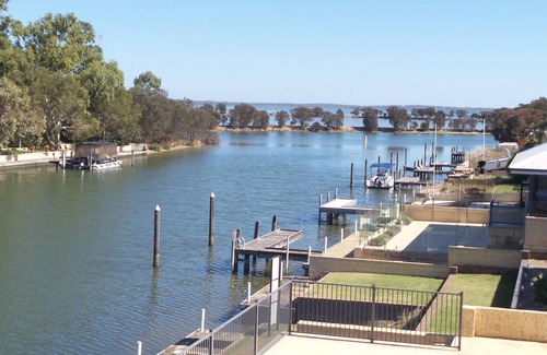 South Yunderup House | Family friendly, double storey on the water!