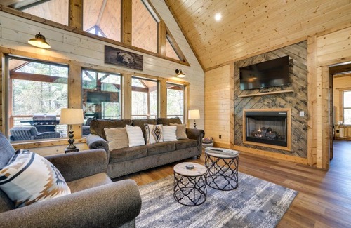 Hochatown House | Family-Friendly Broken Bow Cabin Rental with Hot Tub