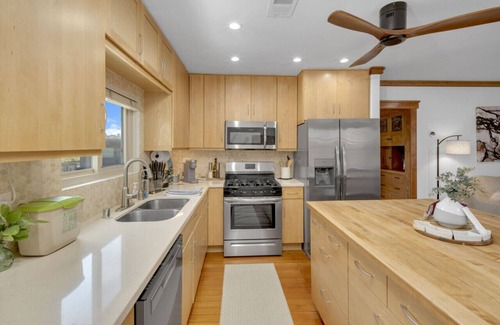 University Heights House | Family Friendly - Canyonview, Jacuzzi, EV Charger, Desk