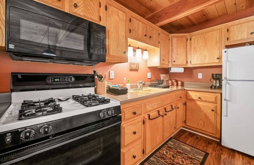 Big Bear City Cabin | Family Friendly- Close to Lake