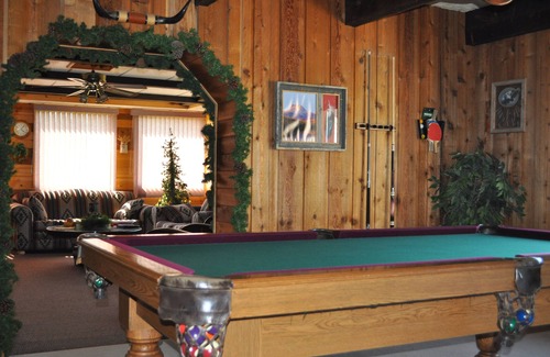 Mountain View Cabin | Family Friendly Country Lodge 15 Minutes Away from Waterton Lakes National Park