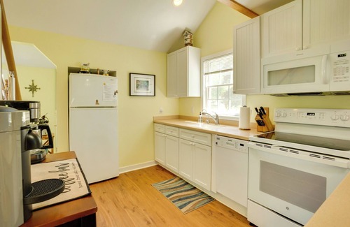 Golts Cottage | Family-Friendly Cottage, Walk to the Beach!