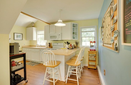 Golts Cottage | Family-Friendly Cottage, Walk to the Beach!