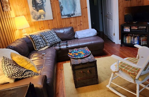 Georgina Apartment | Family-Friendly Cottage on Lake Simcoe with Private Shared Beach Access