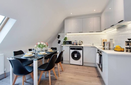 Sydenham Apartment | Family Friendly 3 BD Apartment