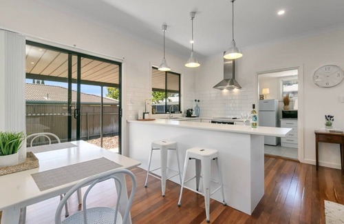 Sturt House | Family-Friendly Haven - Near Beach and Shopping