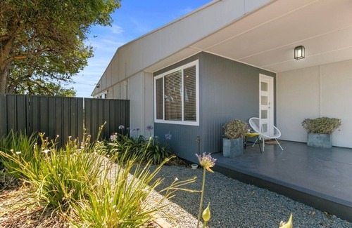 Sturt House | Family-Friendly Haven - Near Beach and Shopping