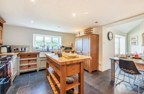 Barnsley Cottage | Family friendly holiday cottage in the Cotswolds with a superb garden - Winterberry Cottage