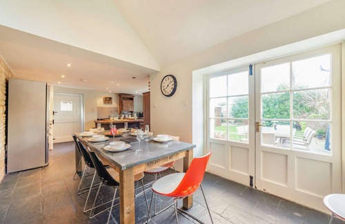 Barnsley Cottage | Family friendly holiday cottage in the Cotswolds with a superb garden - Winterberry Cottage