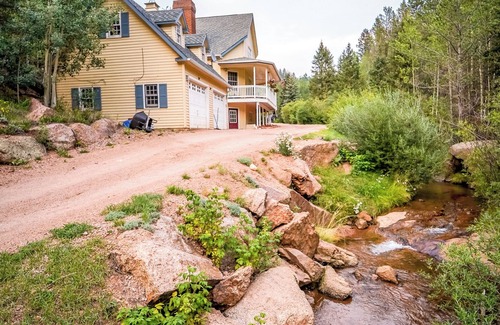 Rainbow Valley House | Family Friendly house on the creek at Valley Glen