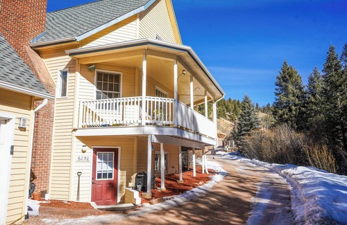 Rainbow Valley House | Family Friendly house on the creek at Valley Glen
