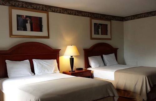 Campbelltown Resort | Family-Friendly Inn! Minutes to Palmyra Bowling Alley, FREE Onsite Parking!