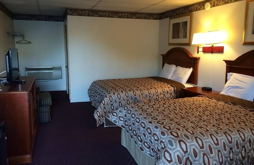 Campbelltown Resort | Family-Friendly Inn! Minutes to Palmyra Bowling Alley, FREE Onsite Parking!