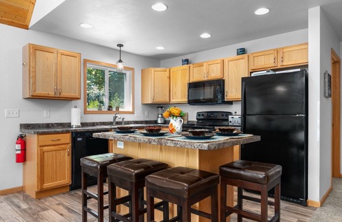 Plainfield Cottage | Family Friendly Lake Home Sleeps 14, Sandy Beach, Lake Toys, Fire Pit, Sunrises!