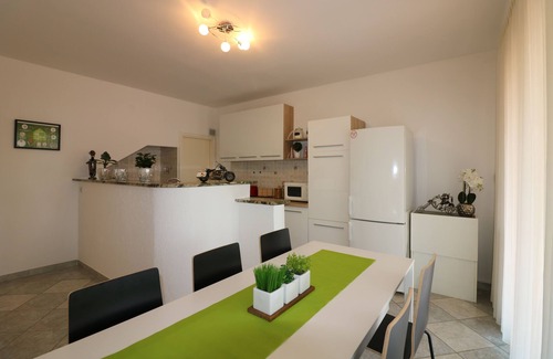 Vrvari Apartment | Family-friendly large apartment with 2 bathrooms for 6 - 8 pers