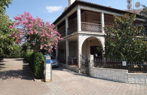 Vrvari Apartment | Family-friendly large apartment with 2 bathrooms for 6 - 8 pers