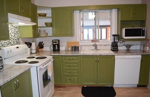 Amherstview Apartment | Family friendly neighbourhood