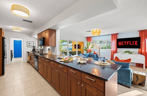 Clearwater House | Family-Friendly Oasis: 5BR~Sports Court~Large Heated Pool~Spa~PuttPutt~Game Room