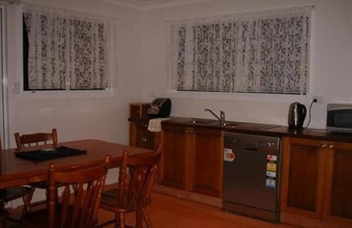 Wynnum House | Family-friendly. Pet-friendly. 50m to water. Air con. WiFi. Parking. BBQ deck