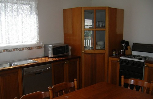 Wynnum House | Family-friendly. Pet-friendly. 50m to water. Air con. WiFi. Parking. BBQ deck