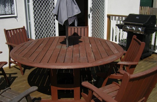 Wynnum House | Family-friendly. Pet-friendly. 50m to water. Air con. WiFi. Parking. BBQ deck