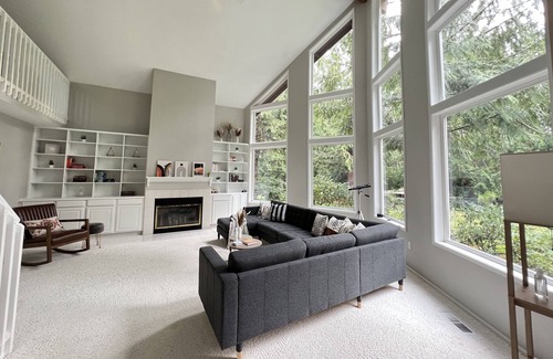 Allyn House | Family-friendly, pet-friendly lakefront retreat