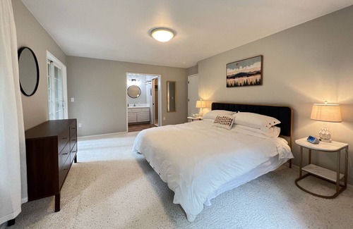 Allyn House | Family-friendly, pet-friendly lakefront retreat