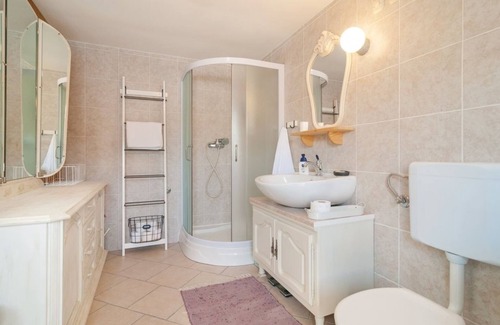 Srinjine House | Family friendly place to relax and enjoy the swimming, sunshine and tranquillity