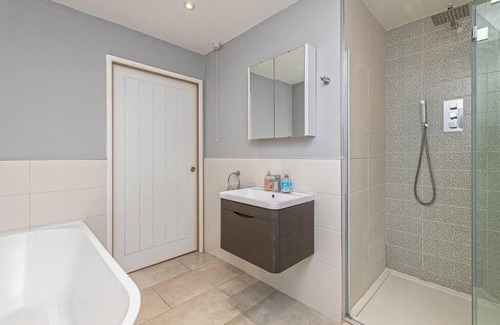 Morfa Bychan House | Family-Friendly Retreat between Beach & Mountains