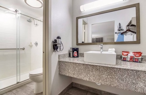 Addison Hotel | Family-Friendly Room: Comfort & Convenience in Suburbia