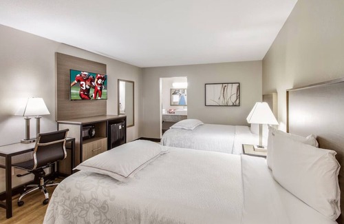 Addison Hotel | Family-Friendly Room: Comfort & Convenience in Suburbia