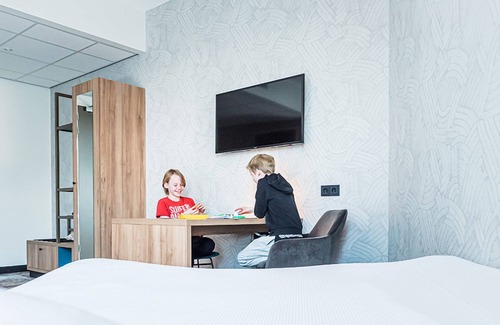 Scheveningen Badplaats Hotel | Family Friendly stay - Enjoy Modern Amenities, Scenic Outdoor & Beach access