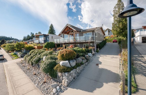 Gibsons Apartment | Family-friendly Urban Oasis with Beautiful Garden