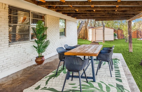 Farmers Branch House | Family friendly and pet friendly Bliss