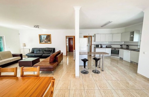 Albardeira Villa | Family Friendly Villa in secluded gardens close walk to the beach, marina & town