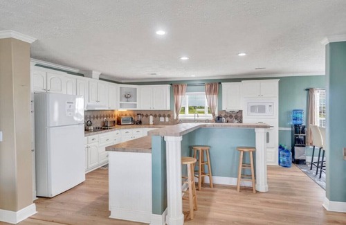 Lake Catherine House | Family Friendly Waterfront Home | Private backyard