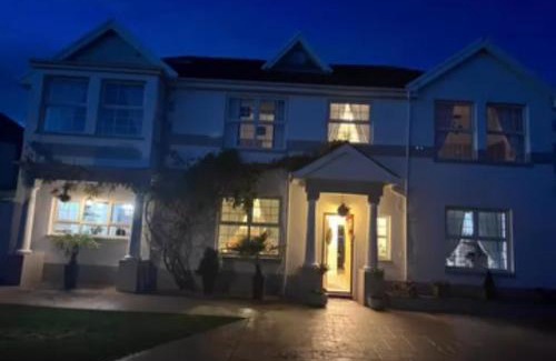 Porthcawl House | Family & friends get together birthday hot tub
