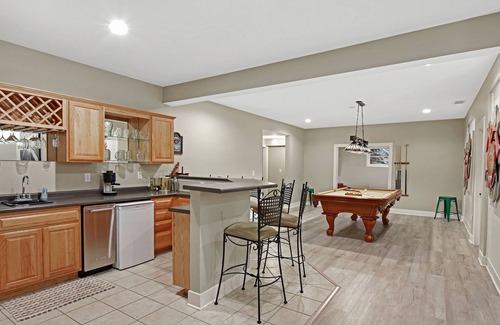 Battle Creek House | ★ Family FUN HotTub FirePit Game Room Movie Theater & more!