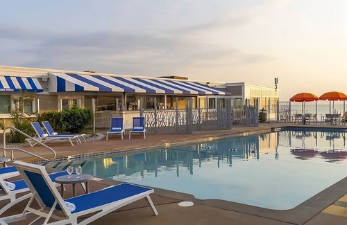 Silver Beach Hotel | Family Fun Near Woods Hole Aquarium! Indoor Pool, FREE Parking!