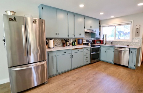 Central Oregon House | Family fun on large deck overlooking Delta Ponds - total remodel complete 6/2022