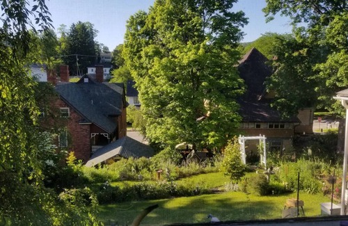 Bellefonte House | Family Fun & Pet Hugs: Cozy 3-bedroom Home away from Home.