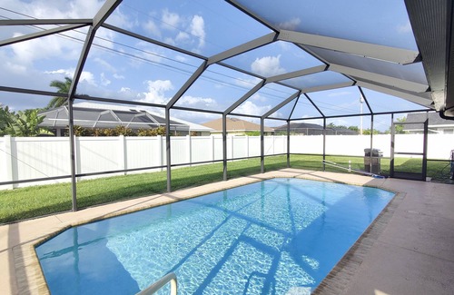 Caloosahatchee House | Family Fun Retreats! Heated Pool ! Big fenced yard! Dogs Friendly! Amazing 🤩