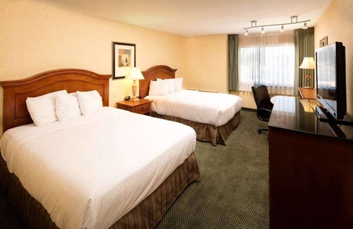 Wenatchee Resort | Family Getaway! 2 Pet-friendly Units, Outdoor Pool, Free Parking Onsite
