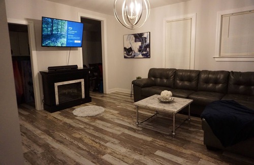 Salisbury House | Family Getaway- Beautiful & spacious 4 Bdrm Historic Home with a modern touch!