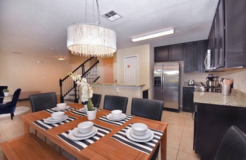 Veranda Palms House | Family Getaway: Game Room, Themed Rooms & Private Yard Near Disney, BBQ!